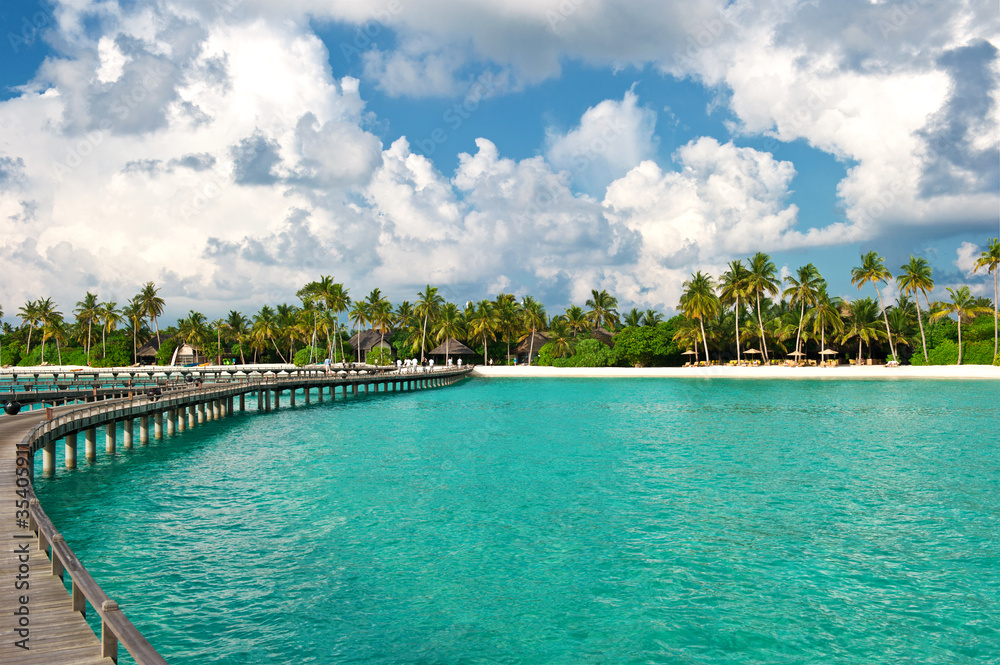 Tropische Insel. Strand mit Palmen. Blauer Himmel