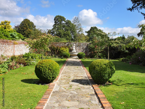 Foto An English Walled Garden with Path leading to a fount
