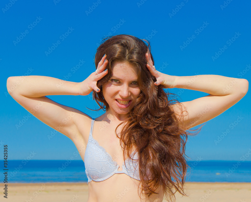 Naklejka premium Model Relaxing Beach