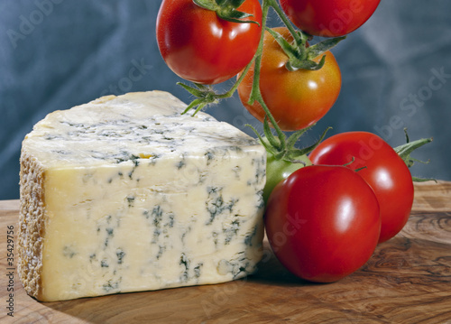 Blue cheese and tomatoes photo