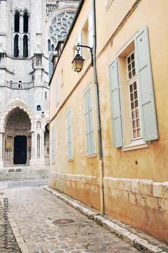 Fototapeta Naklejka Na Ścianę i Meble -  Historic street leading to famous Chartres cathedral