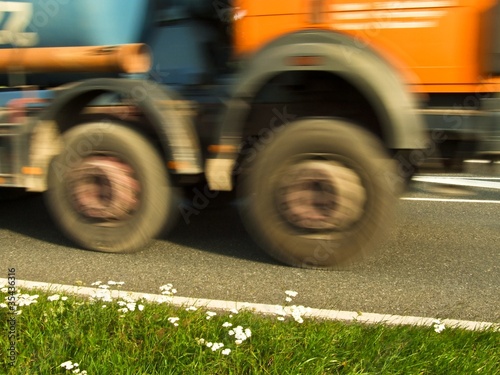 Landstraße, LKW- Lärm photo