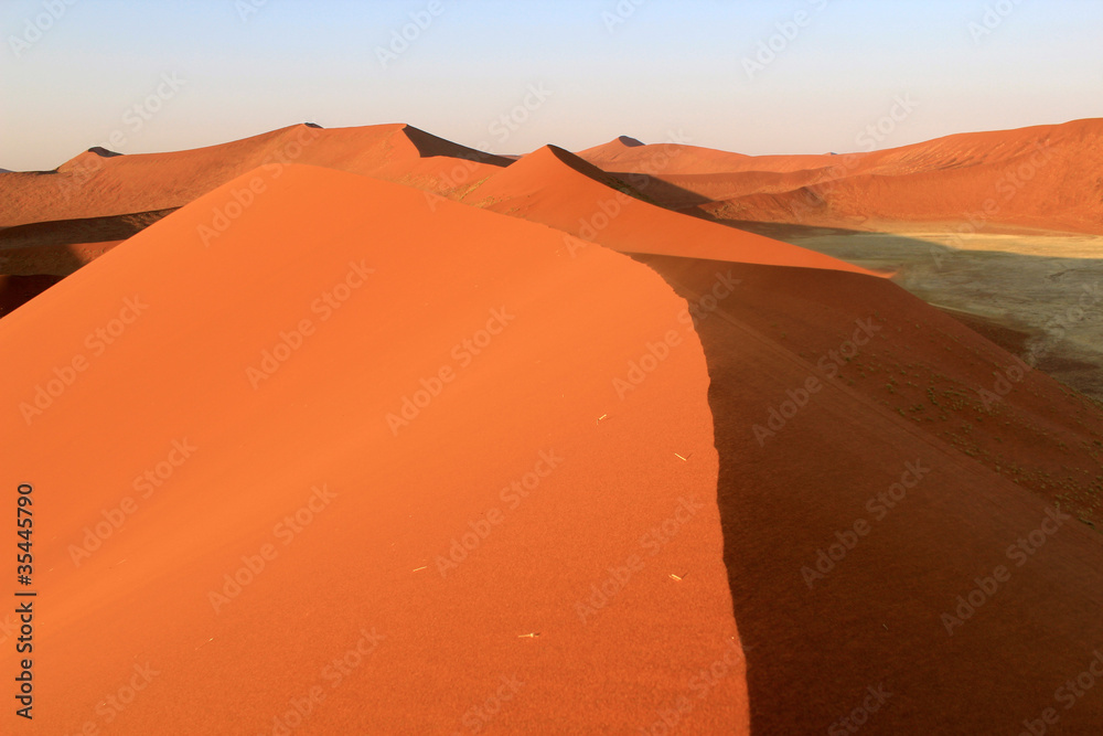 Naklejka premium Sossusvlei sand dunes landscape in the Nanib desert near Sesriem