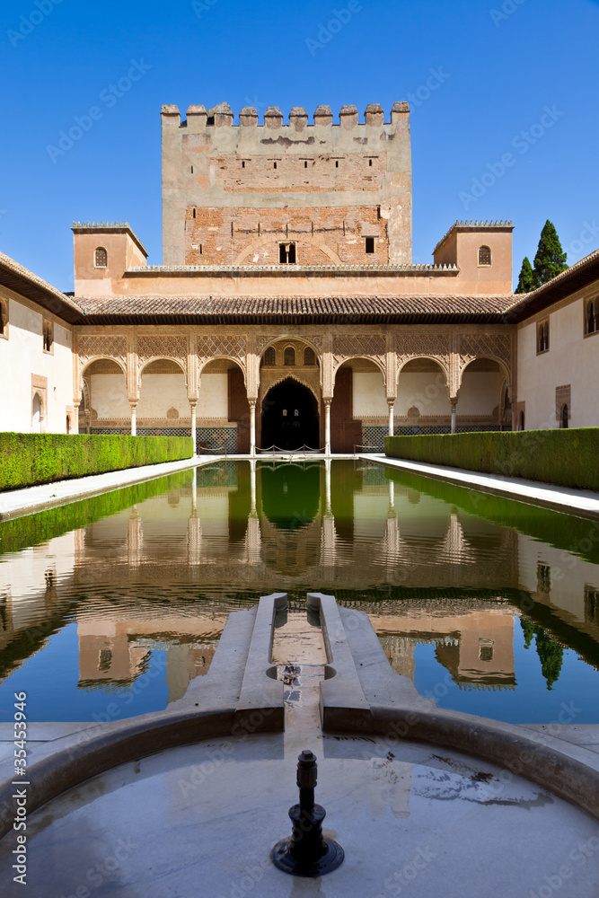 Alhambra de Granada. Patio de Arrayanes y Torre de Comares