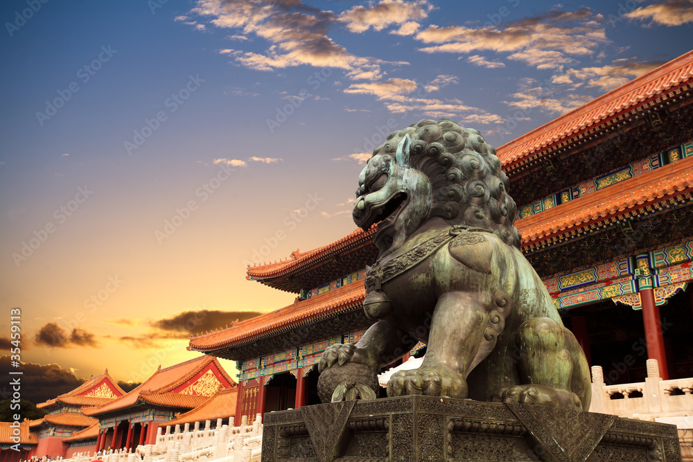 Naklejka premium bronze lion in the forbidden city