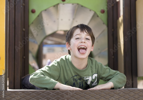 niño jugando en el parque