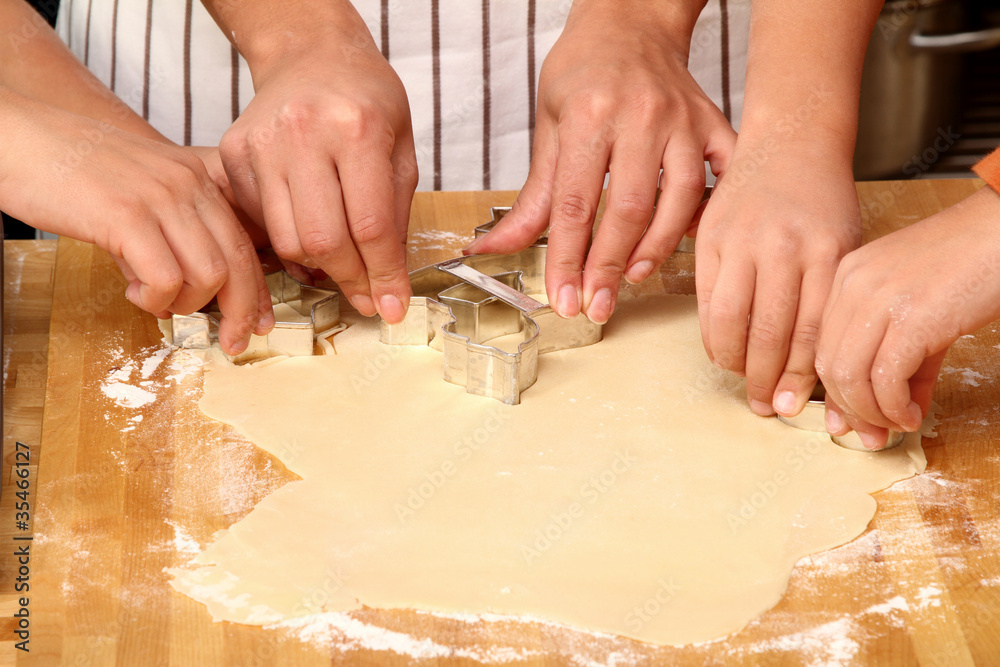 Familie beim backen Familie beim backen