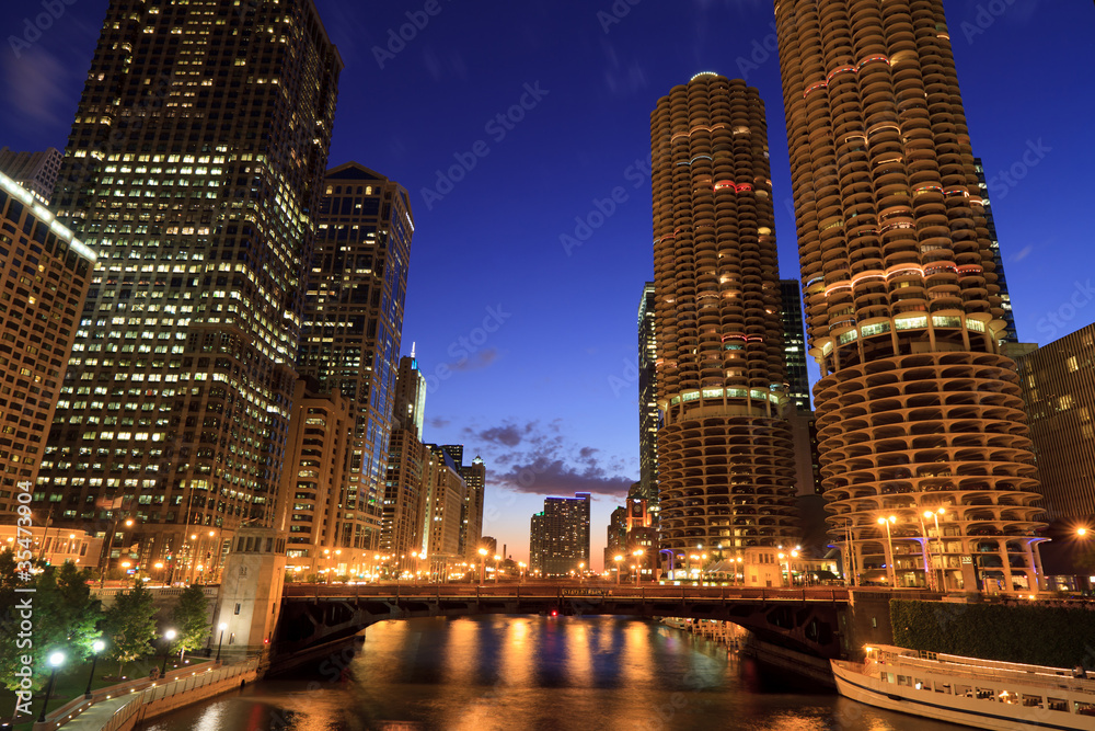 Obraz premium Downtown Chicago Riverwalk Nightscape
