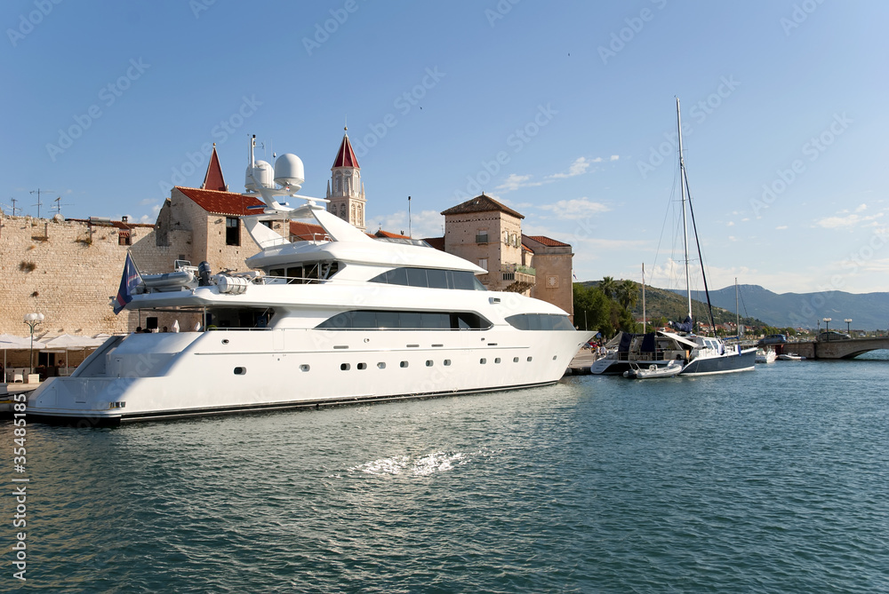 Fototapeta premium White yacht