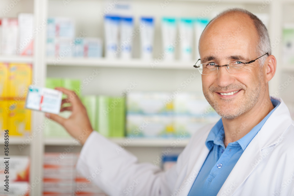 Obraz premium freundlicher apotheker am regal