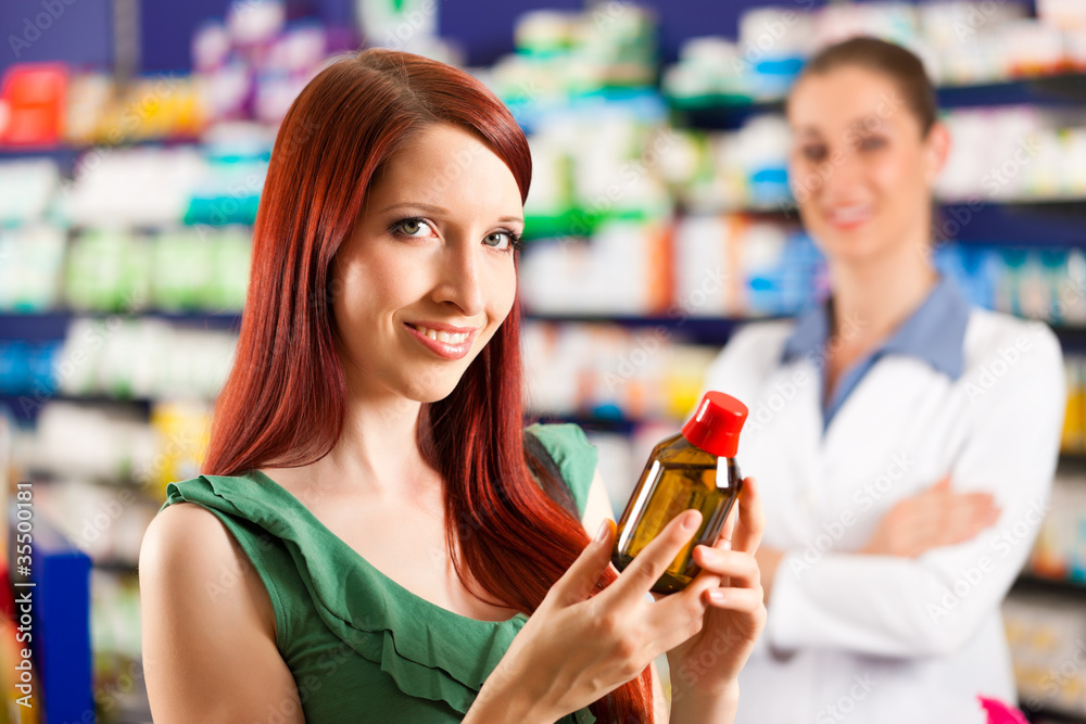 Kundin in einer Apotheke beim einkaufen Kundin in einer Apotheke beim einkaufen
