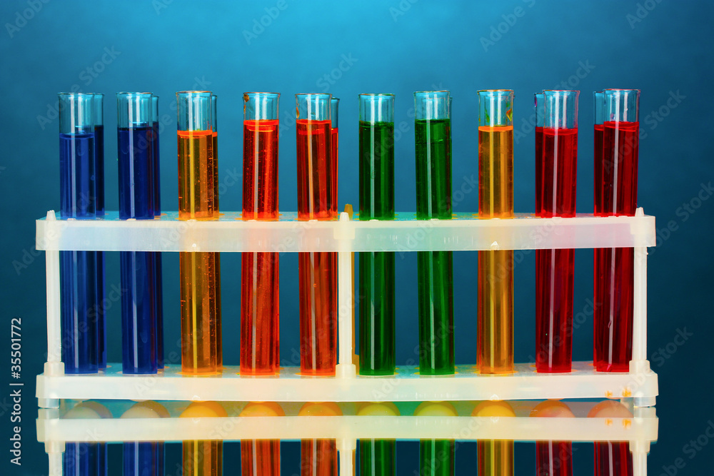 Obraz premium test tubes in a laboratory on a blue background