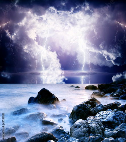 lightning © Leonid Tit
