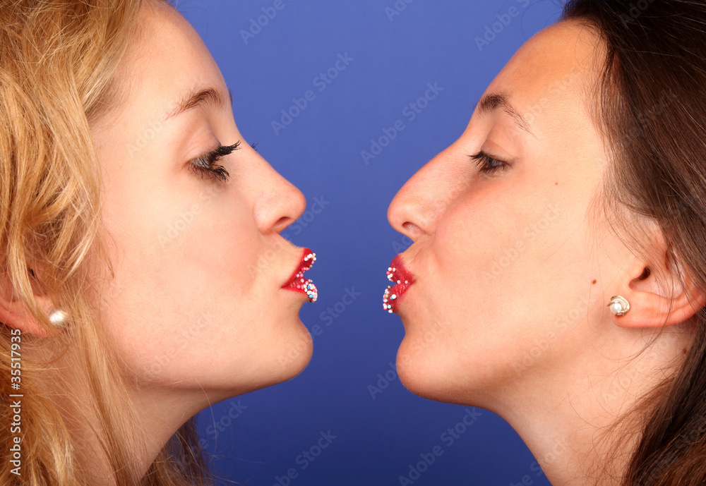 Obraz premium Frauen küssen sich