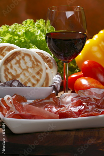 cucina italiana, tigelle modenesi photo