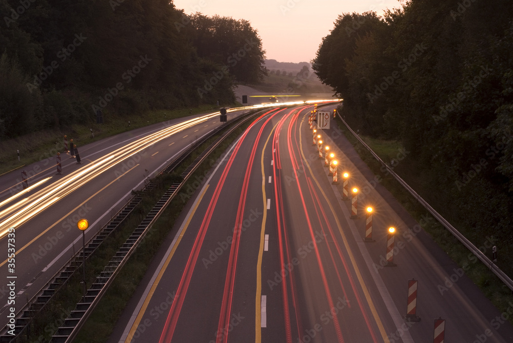 Autobahn bei Dämmerung Autobahn bei Dämmerung
