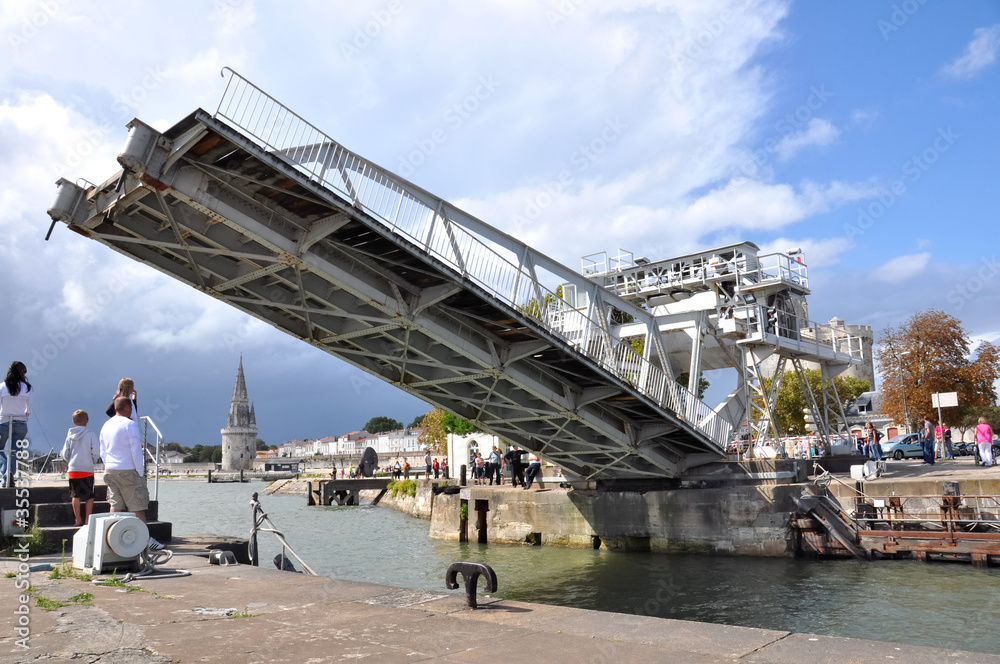 Obraz premium ouverture du pont d'accès au port de la Rochelle