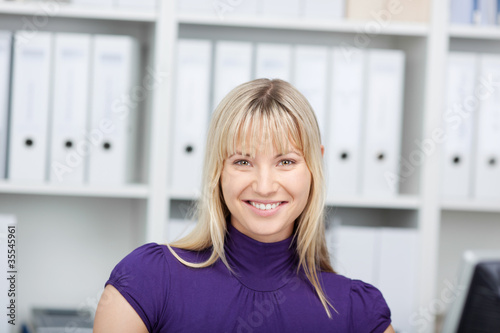 lachende blonde frau im büro Free Download lachende blonde frau im büro - GFXLoad