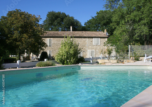Une maison provençale en pierre  avec  une piscine