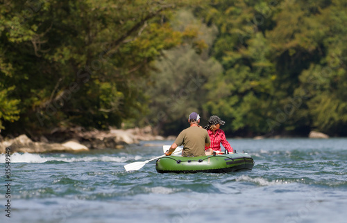 Obraz na płótnie middle aged couple rafting w salonie