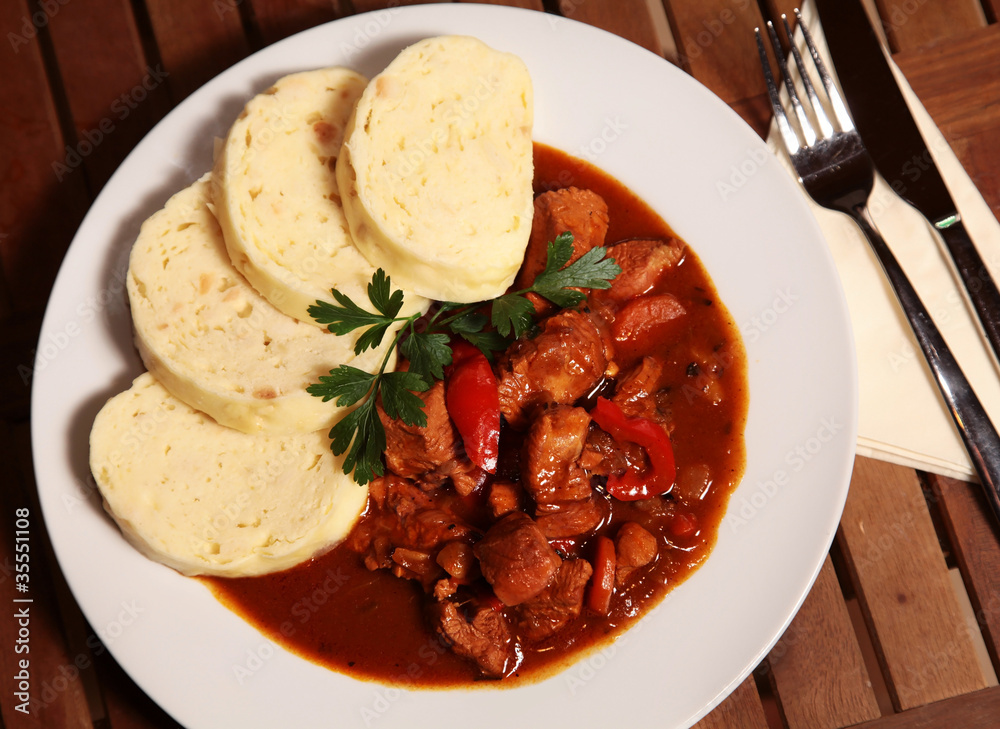 Gulasch mit Böhmischen Knödeln Stock-Foto | Adobe Stock Gulasch mit Böhmischen Knödeln Stock-Foto | Adobe Stock