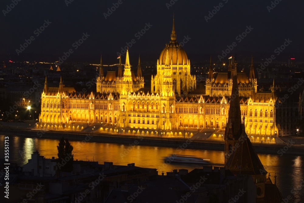 Obraz premium Parlament in Budapest, Nachtaufnahme von der Fischerbastei