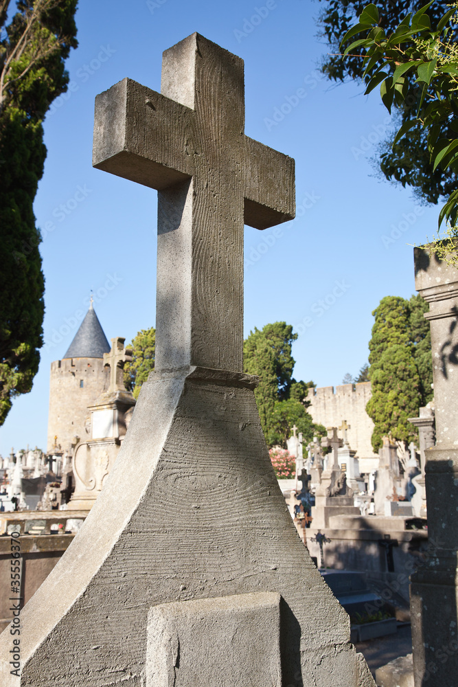Cruz en el cementerio de Carcasona, Francia