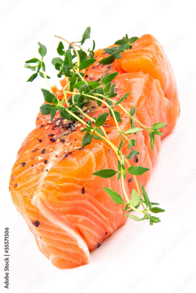 rohes Lachssteak mit Thymian auf weißem Hintergrund rohes Lachssteak mit Thymian auf weißem Hintergrund