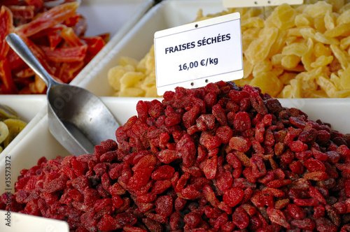 Marktstand mit Erdbeeren auf Marktplatz von Eauze Midi-Pyrénées photo