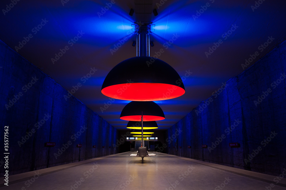 Fototapeta premium Dunkler Raum riesige Lampenschirme