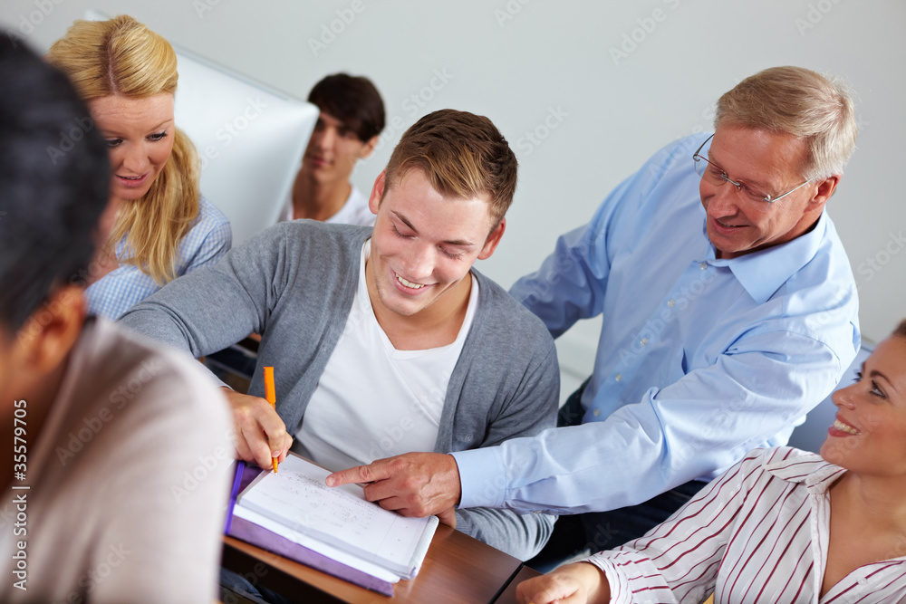 Dozent hilft im Seminar