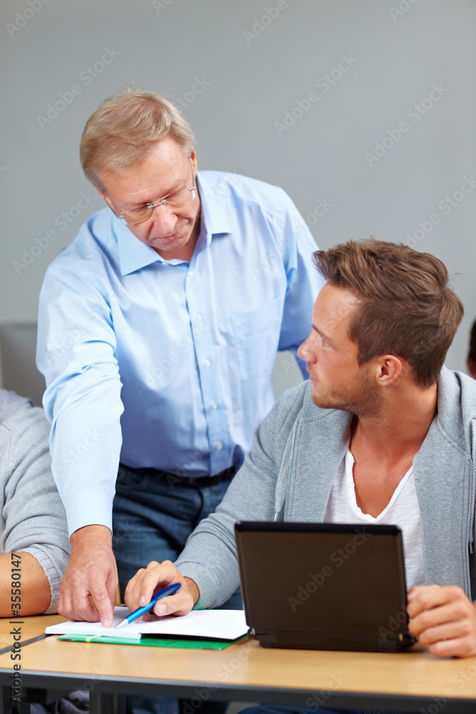 Student redet mit Dozent Student redet mit Dozent