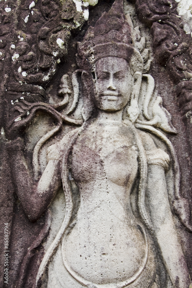 donna scolpita in un tempio ad angkor