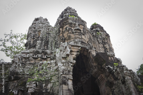 volti scolpiti ad angkor in cambogia