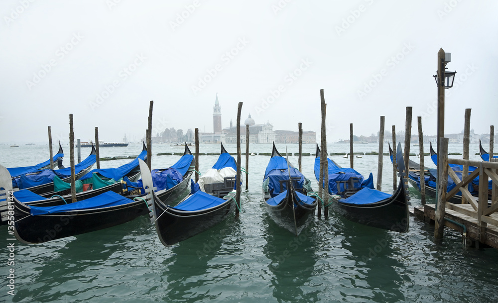 gruppo di gondole a venezia
