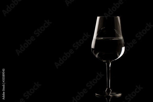 Calice di vino illuminato dai bordi