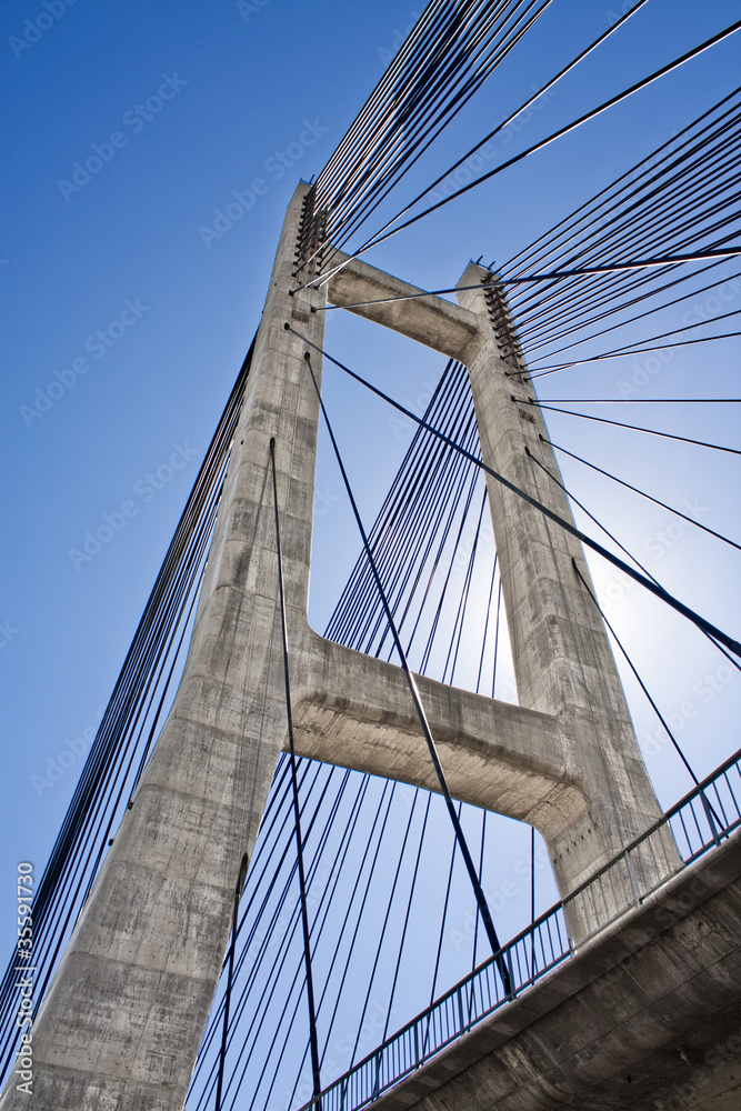 Fototapeta premium Puente atirantado en el embalse de Barrios de Luna, Leon, Españ