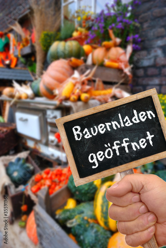 Tafel mit Bauernladen Schriftzug und Herbstdeko © Gerhard Seybert