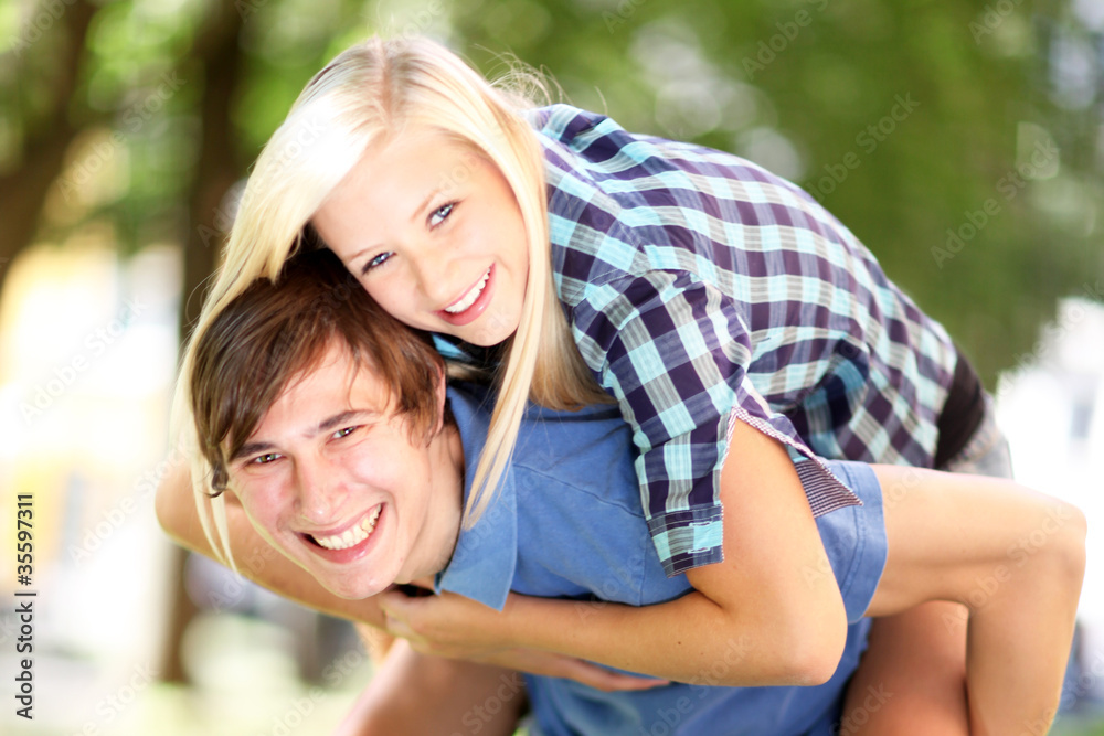Fototapeta premium Pärchen im grünen