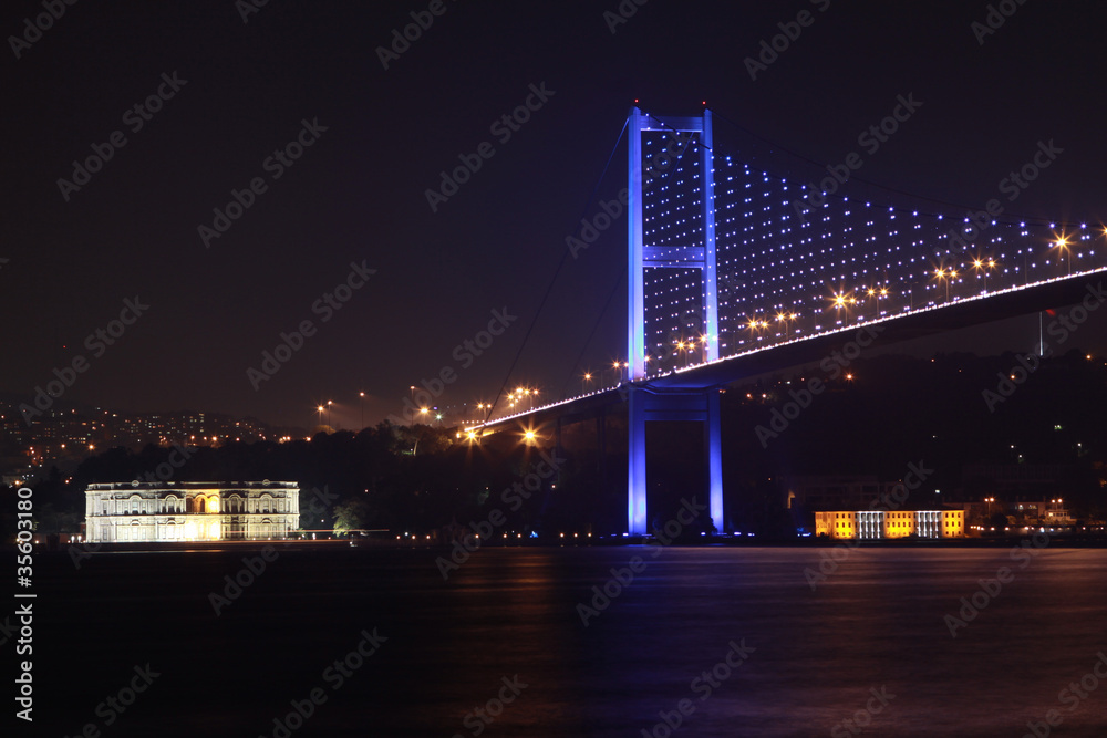Fototapeta premium The Bosporus Bridge with Beylerbeyi Palace, Istanbul.