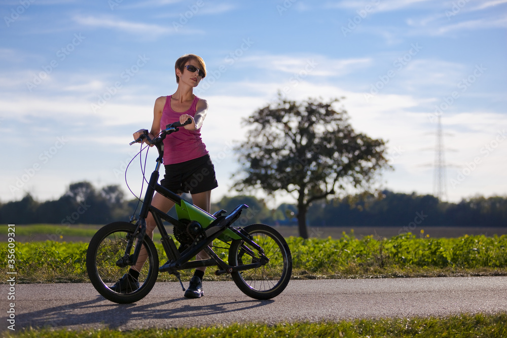 sportliche Frau mit Streetstepper und Sonnenbrille