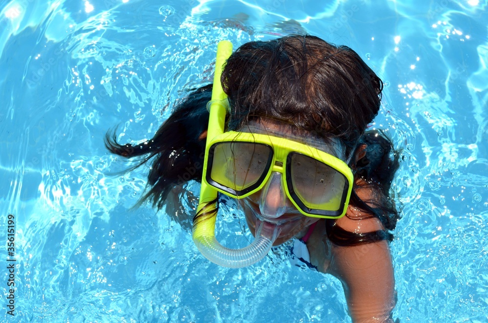 Naklejka premium Havuzdaki Küçük kız