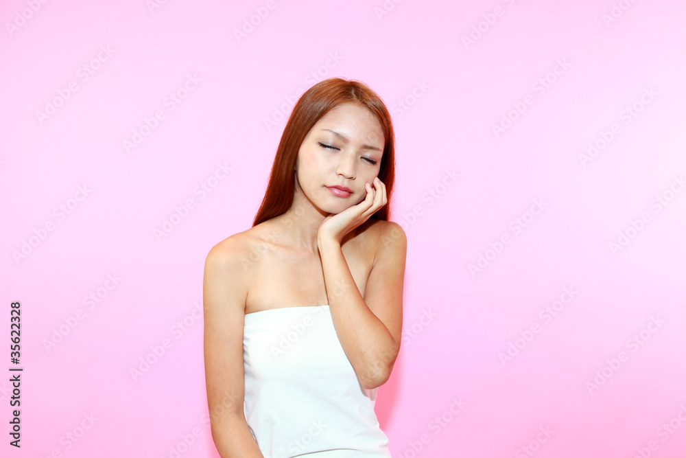 しっとりした肌に満足の女性 しっとりした肌に満足の女性