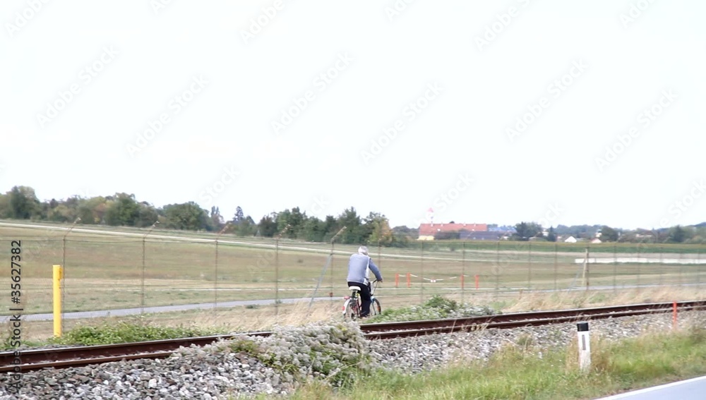 Alter Mann unterwegs mit dem Fahrrad Alter Mann unterwegs mit dem Fahrrad