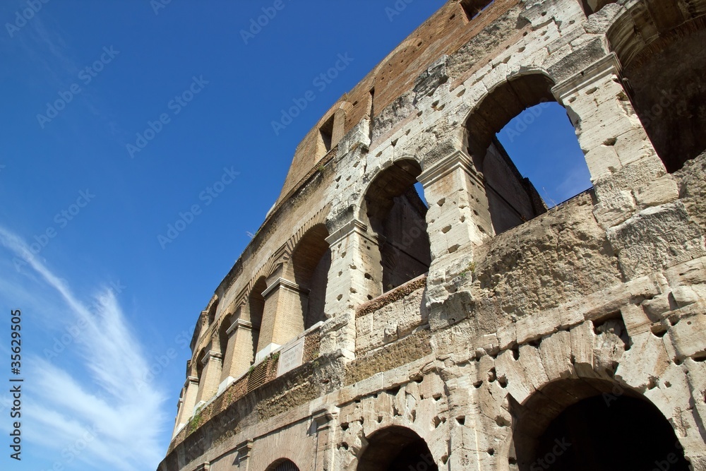arcades du colisée de Rome (Italie)