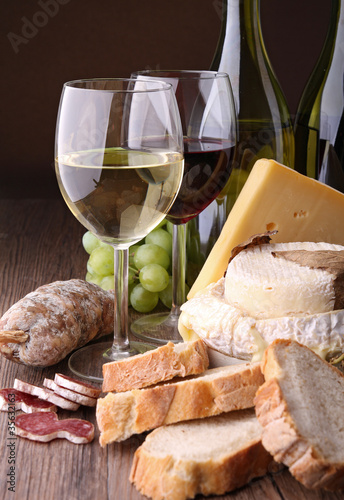Foto bouteille de vin, fromage et saucisson