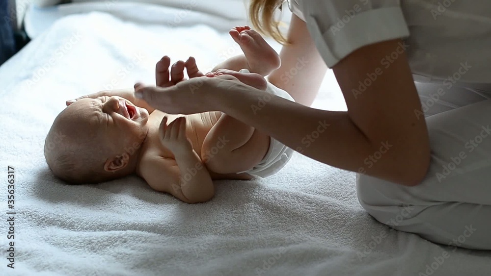 Baby saugt am Finger