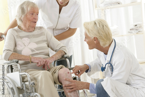 Fotografie Urgences - Blessure au genou sur personne âgée