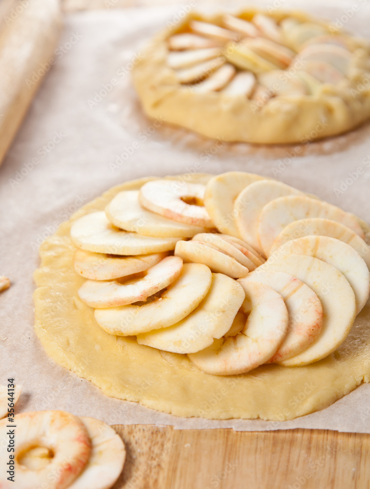 Raw apple pies