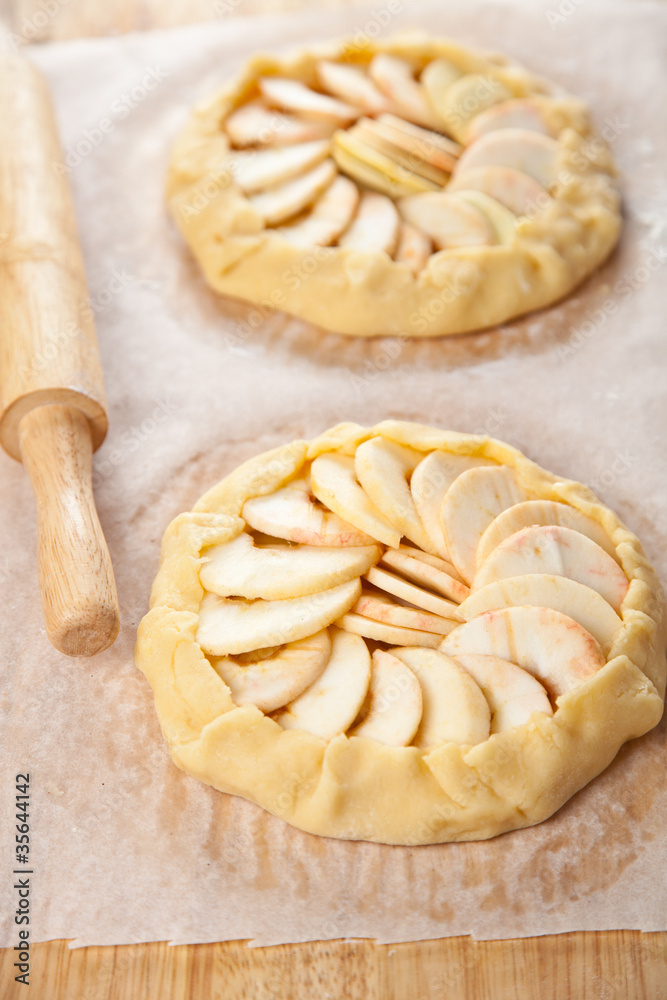 Raw apple pies